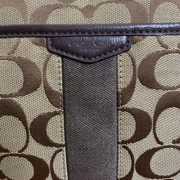 Sophisticated **Coach** messenger bag showcasing - Picture 3 of 5
